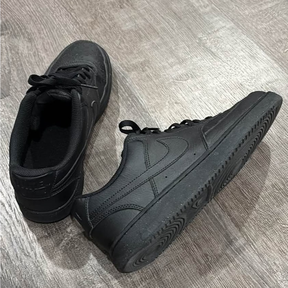 Men’s 9.5 Black Nike Court Vision Shoes